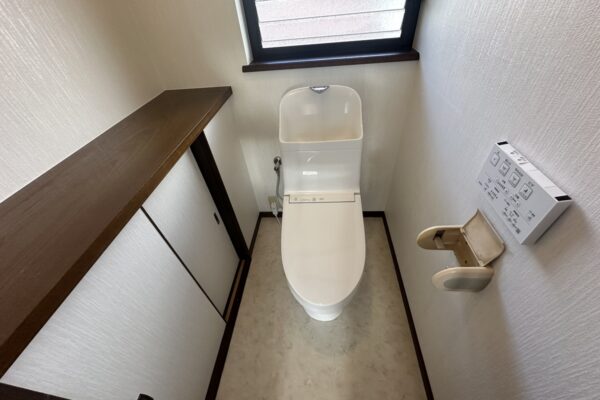 広島県福山市・H様邸｜ウォシュレット導入で快適に！トイレ交換（ZJ）・壁とCFの張り替え (2)