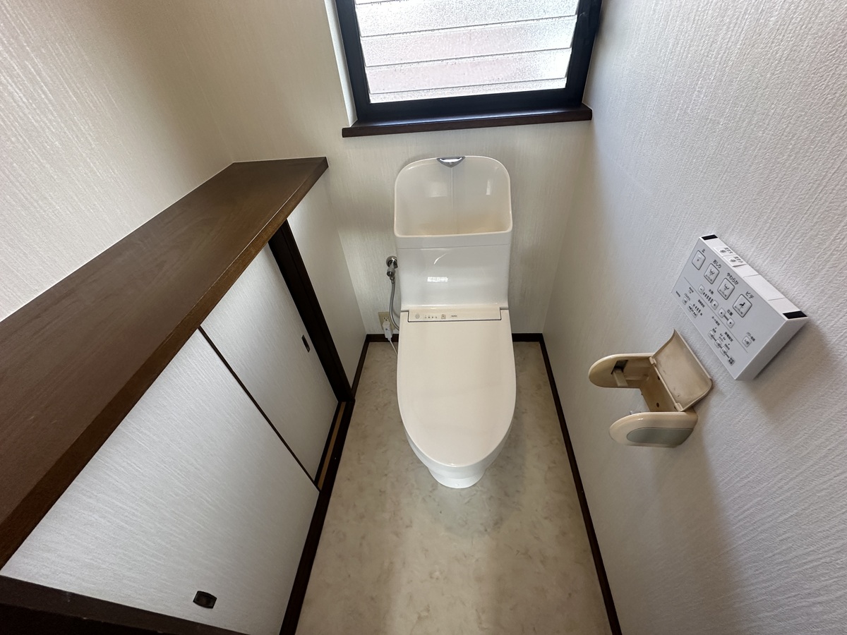 広島県福山市・H様邸｜ウォシュレット導入で快適に！トイレ交換（ZJ）・壁とCFの張り替え (2)