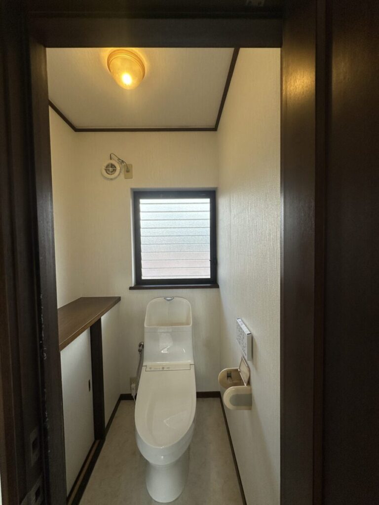 広島県福山市・H様邸|ウォシュレット導入で快適に!トイレ交換(ZJ)・壁とCFの張り替え (1)
