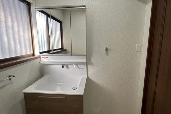 広島県福山市・O様｜洗面台リフォーム工事で洗濯機との配置交換し、TOTOオクターブを設置しました (1)