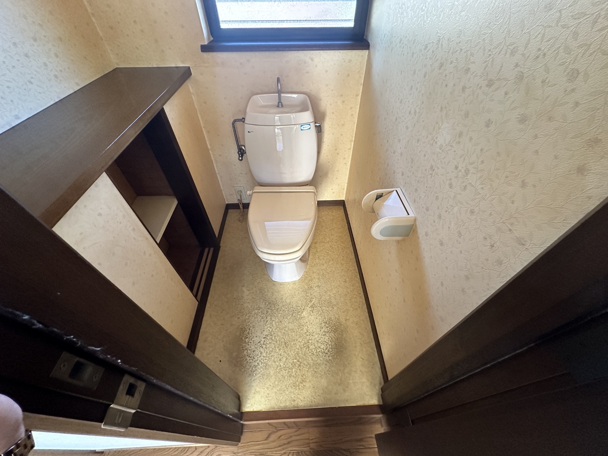 広島県福山市・H様邸｜ウォシュレット導入で快適に！トイレ交換（ZJ）・壁とCFの張り替え (3)