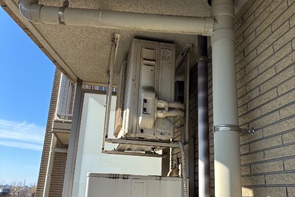 交換前のパナソニック製エコキュートと室外機